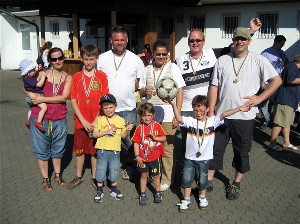 Die siegreiche und stolze Eltern-Kind-Fußballmannschaft der Kita Am Burghof.