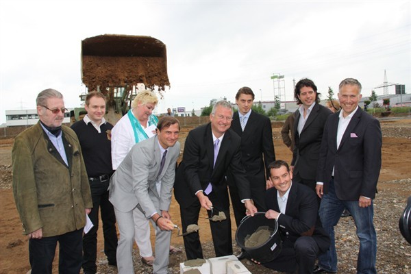 Grundsteinlegung in Spich: Bürgermeister Klaus-Werner Jablonski (5.v.l.) und Investor Kent Hahne (4.v. l.) mit allen Beteiligten im Airport Gewerbepark Junkersring.