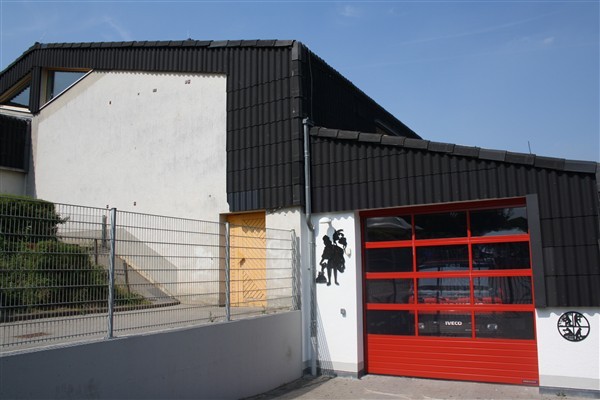 Die Feuerwehrhalle an der Turnhalle der Grundschule Eschmar.