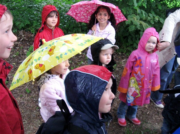Neugierig marschierten Kinder und Eltern in die Siegauen, um Flora und Fauna zu untersuchen.