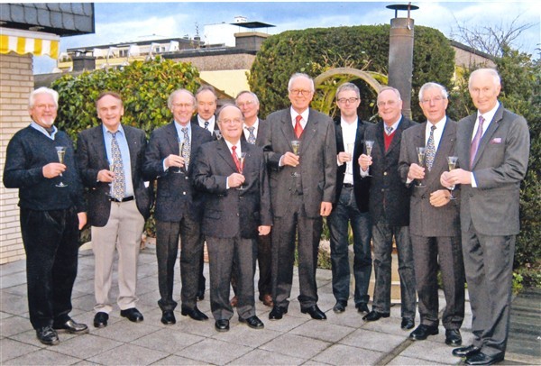 Helfen behinderten Kindern in Polen: Die Mitglieder des Ambassador-Club Rhein-Sieg, 2. v.l. Prof. Dr. Reiner Schoepe, 5.v.l. vorne Dr. Volker Hofmann.