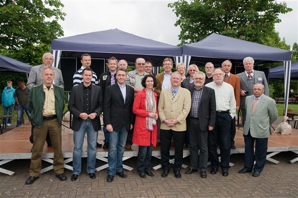 Der Stadtteil Rotter See feierte kräftig: vorne Mitte Bundestagsabgeordnete Elisabeth Winkelmeier-Becker und Bürgermeister Klaus-Werner Jablonski, hinten links der Festorganisator Ortsvorsteher Alfons Bogolowski.