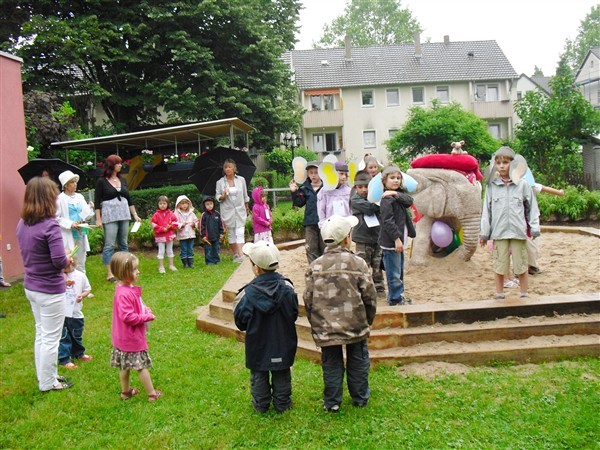 Die Kinder der Kita Schneewittchenweg spielten trotz Regen bei ihrem kleinen Elefanten Troili.