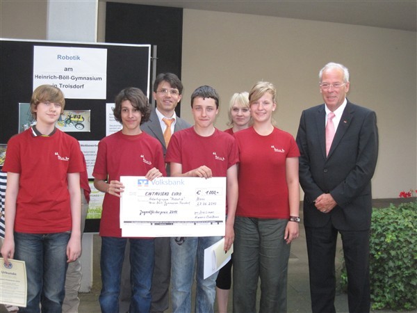 v.l. Vincent Lampert, Sebastian Fey, (hinten) Dr. Jürgen Adleff, Calvin Baus, (hinten) Sandra Töws, Nina Diedrichsen und Vize-Bürgermeister Manfred Catrin