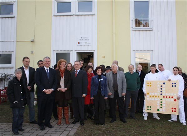 Freude über Erweiterung: 3.v.l. Bürgermeister Klaus-Werner Jablonski mit Claudia Hoffmann und Gästen vor dem Haus Nahrstr. 61.