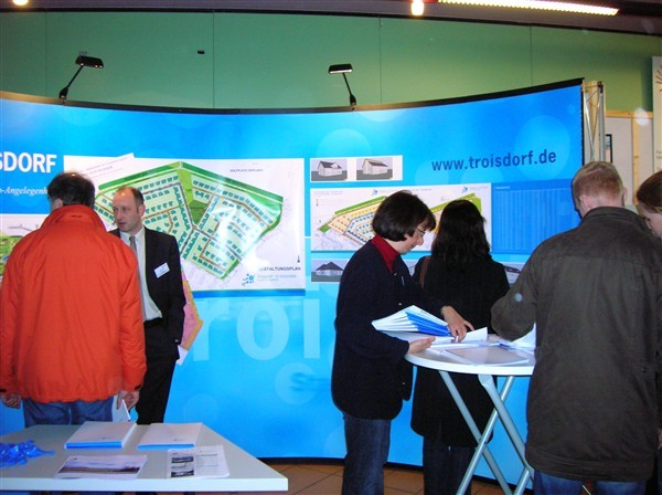 Die Stadtverwaltung informiert an ihrem Stand während der Baumesse über Baugrundstücke.