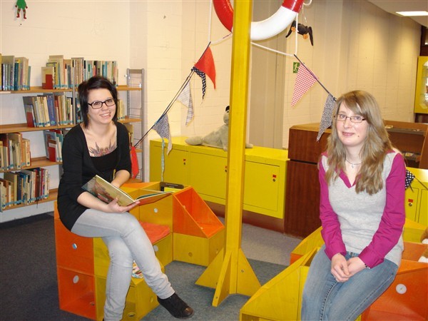 Freuen sich auf junge Zuhörer: Bibliotheksangestellte Anika Warnecke (rechts) und Auszubildende Jil Kühn.