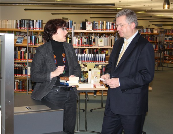 Freuen sich über viele Bibliotheksnutzer: Bibliotheksleiterin Angelika Keller und Bürgermeister Klaus-Werner Jablonski.
