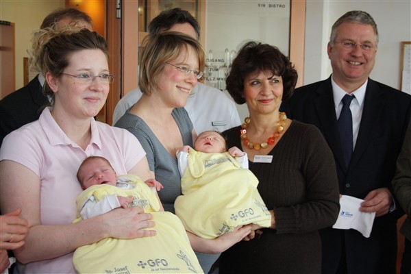Bürgermeister Klaus-Werner Jablonski - hier bei einem Termin im Sieglarer Krankenhaus - freut sich über steigende Geburtenzahlen in Troisdorf.