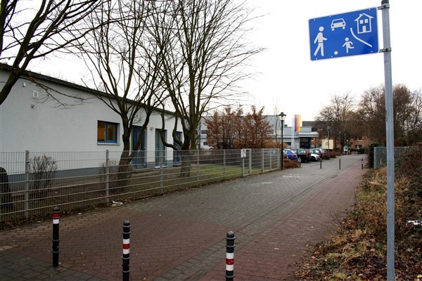 Links das Spielhaus, hinten die Siegauenhalle in Troisdorf-Bergheim.