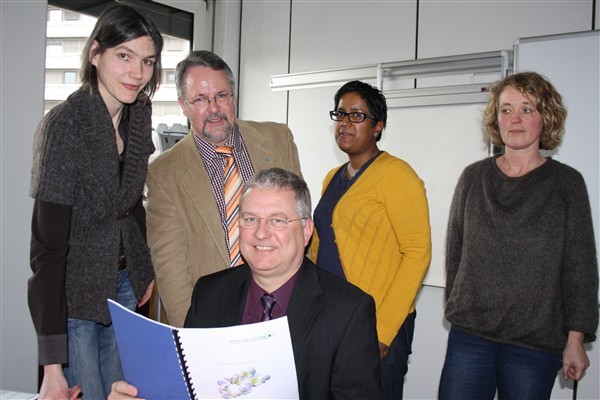 Bericht zur Integration in Troisdorf: Bürgermeister Klaus-Werner Jablonski (sitzend) sowie vom Diakonischen Werk v.l. Kirsten Steinhoff, Jürgen Schweitzer, Lena Nising und Ulrike Rommel.