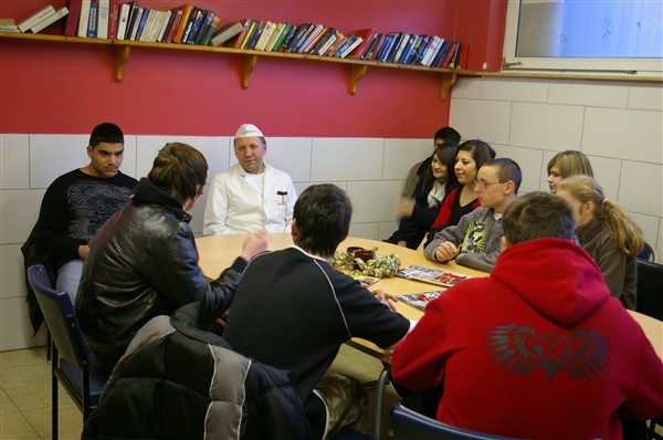 Die Schüler machten sich bei Bäckermeister Gerhard Bensch in der Backstube der Bäckerei Eich ein Bild von dessen Beruf.