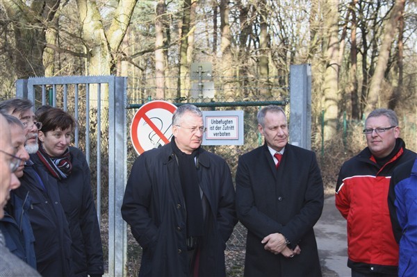 Mit den Mitgliedern des Umwelt-und Verkehrsausschusses besichtigte Bürgermeister Jablonski (3.v.r.) das Gelände der Spicher Sondermülldeponie