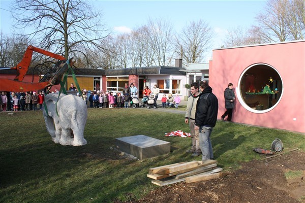 Ein kleiner Elefant aus Granit schwebte in seine neue Heimat zur Kita Schneewittchenweg.