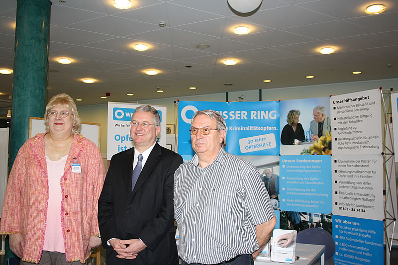 Helene Bonert (l.) und Bernd Rompe (r.) eröffneten mit Bürgermeister Jablonski den 'Tag der Kriminalitätsopfer'
