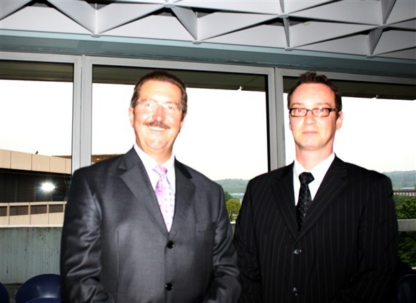 Robert Kloos (links) wurde verabschiedet, Nachfolger André Kern zum Ortsvorsteher gewählt.