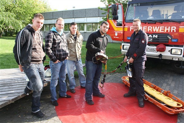 Schüler des Berufskollegs ließen sich anschaulich über Sicherheit und Rettung im Straßenverkehr informieren.