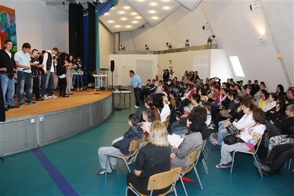 Rap gegen Rassismus in der Aula der Hauptschule Lohmarer Straße.