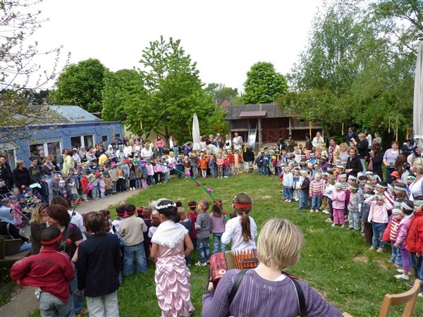 Mit Begeisterung sangen die Hüttener Kinder den Mai an, vorne Dorota Schmidt mit dem Quetschebüggel.