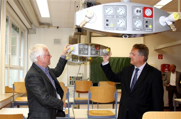 Besichtigten die neuen naturwissenschaftlichen Räume: Schulleiter Rolf Hönscheid (links) und Bürgermeister Klaus-Werner Jablonski.
