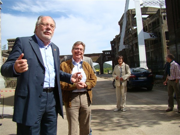 Vize-Bürgermeister Harald Schliekert (links) und Rolf Alfter, Vorsitzender des Stadtsportverbands, begrüßten die Teilnehmer des Sportvergleichskampfs in Genk.