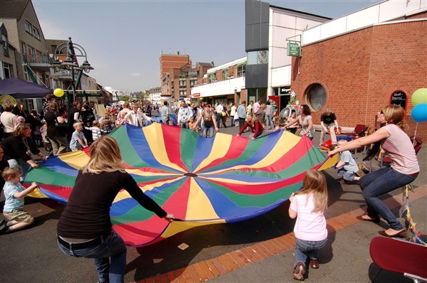 Vor und im Bürgerhaus fanden die Aktionen der Pappnasenparty für Kinder statt.