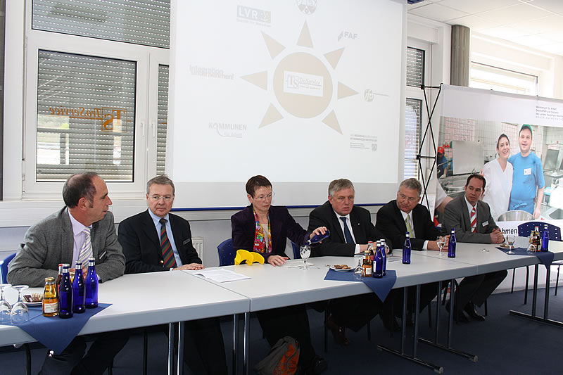 v.l. TroService-Chef Johannes Kohnen, Landrat Frithjof Kühn, Martina Hoffmann-Badache vom LVR, Minister Karl-Josef Laumann, Bürgermeister Klaus-Werner Jablonski und Geschäftsführer Manfred Kohnen.