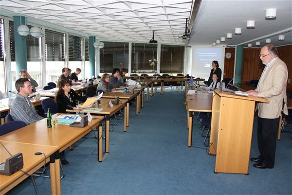 Auf der Suche nach Fördermitteln für internationale Begegnungen: Vize-Bürgermeister Harald Schliekert eröffnete den Workshop im Troisdorfer Rathaus.