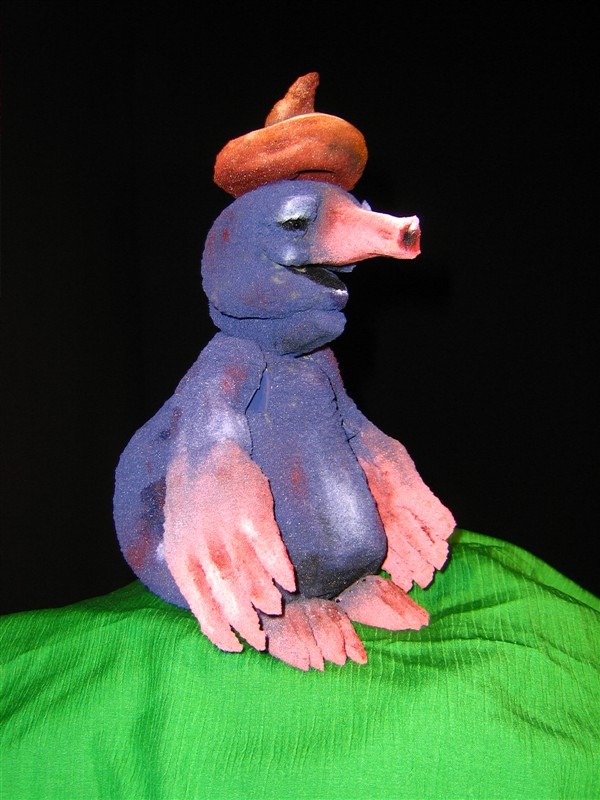 Der Maulwurf mit seinem Haufen auf dem Kopf kommt nach Troisdorf.