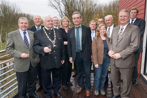 Ehrengäste open air: v.l. Landrat Frithjof Kühn mit Brudermeister Willi Engels, dahinter Museumsleiterin Heike Lützenkirchen, NRW-Staatssekretär Horst Becker, Hanne Mick vom Büro der Regionale 2010, dahinter Gerhard Klinke vom Förderverein und Bürgermeister Klaus-Werner Jablonski.
