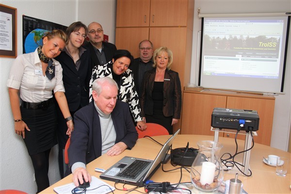Peter Hellwege erklärt TroISS am Laptop und v.l. Annette Grötschla, Claudia Grunenberg, Rolf Bertsche, Meggi Engels, Jürgen Weller und Regine Eveleens zollen Beifall.
