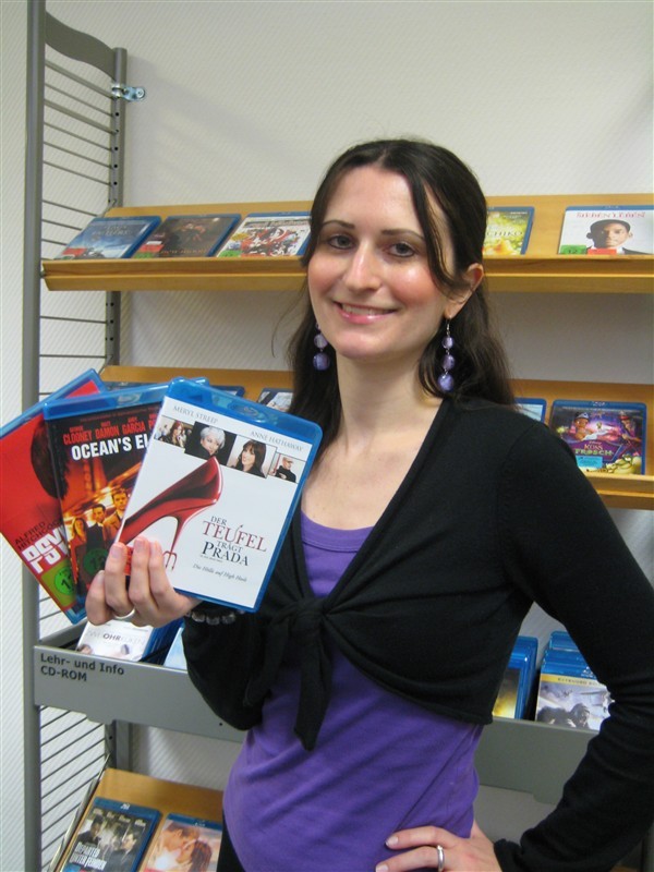 Bibliotheks-Auszubildende Anna-Maria Micheelis mit neuen Blu-Rays für die Ausleihe.