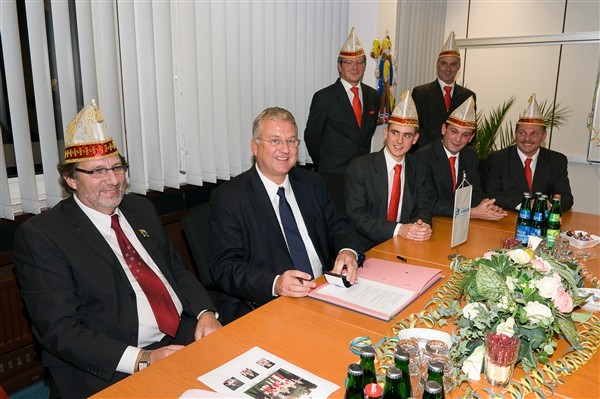 Unterschriften für einen jecken Karneval in Troisdorf: v.l. Hans Dahl, Bürgermeister Klaus-Werner Jablonski und das Dreigestirn Sascha Jablonski, Jörg Kaiser und Fred Brodesser, dahinter die Adjutanten Hans Busley und Wolfgang Hahn.