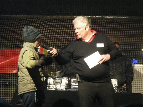 Mit Humor und Schlittschuhen: Moderator Friedo Geisler führte vergnügt durch das Programm der HELParty und interviewte Jugendliche.