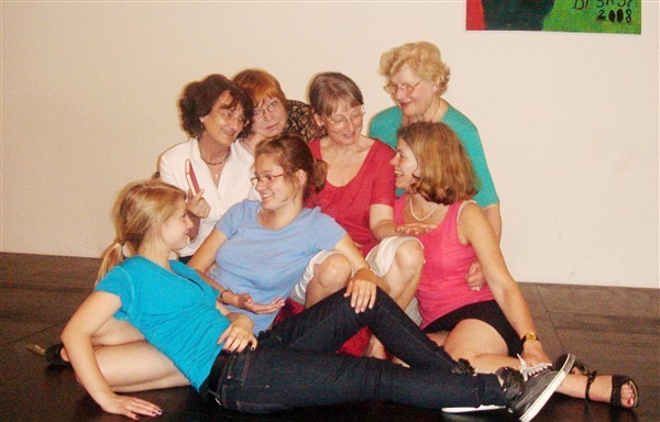 Die Mitglieder der Theatergruppe „Trau Dich Cinderella“ zeigen die Uraufführung von und letztlich in „Einklang“.