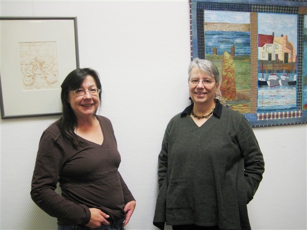Kontrastreiche Ausstellung in der Bücherei: Adele Wischner (links) und Gisela Bunth zeigen ihre Werke.