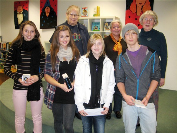 Preise für Fragebögen: vorne die Gewinner v.l. Pia Steckenstein, Stefanie Dyck, Dina Klitschke, Janik Hufenbeck, dahinter vom Förderverein v.l. Helga Kuhr, Ingeborg Haase und Eva-Maria-Hyna.