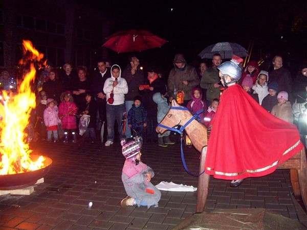 Die Kinder spielten die Martinsgeschichte am Familienzentrum im Wohnquartier Zum Altenforst.