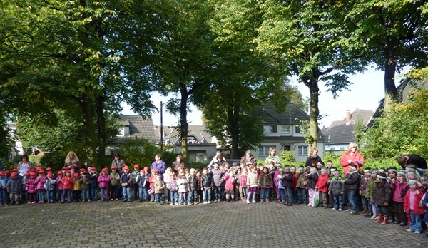 Fröhliche Klänge in großer Runde: Kinder und Erzieherinnen aus vier Kitas der Friedrich-Wilhelms-Hütte sangen Herbstlieder.