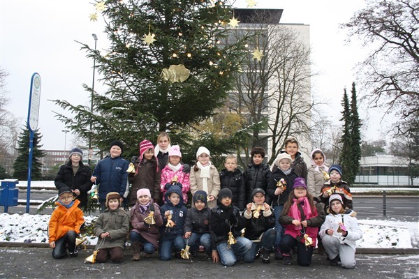 Schülerinnen und Schüler der Waldschule schmückten den Tannenbaum vor dem Rathaus.
