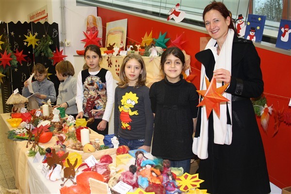 Viel Spaß beim Basteln und Verkaufen: Kinder aus dem Mehrgenerationenhaus mit Birgit Rößle von der HIT-Stiftung.