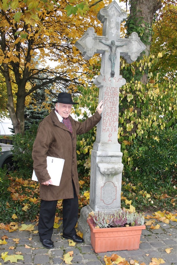 Geschichte und Geschichten: Kurt P Schneider in Aktion vor dem Präsenzkreuz an der Ecke Spicher Straße und Larstraße.
