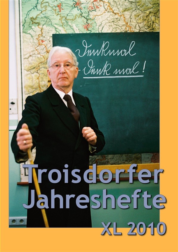 Titelseite des Troisdorfer Jahreshefts: „Denk mal!“ im historischen Klassenzimmer mit Joachim Schmidt.