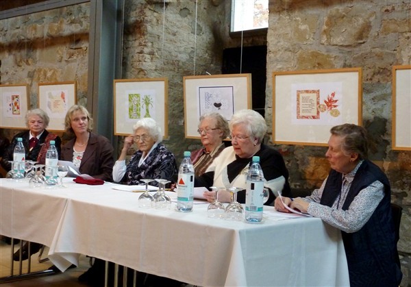 Gedanken und Erlebnisse notiert und vorgelesen: Mitglieder der Senioren-Scheibwerkstatt in der Remise der Burg Wissem, 2.v.l. Leiterin Kirsten Bentlage.