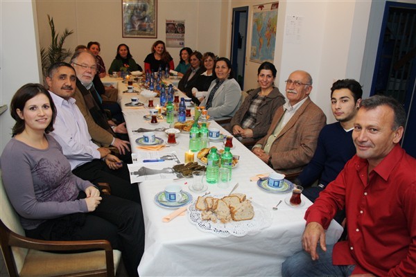 Gesellige Runde im neuen Vereinshaus: rechts der neue Vorsitzende der Alevitischen Gemeinde Halil Özcan, links Lidia Parente, Metin Bozkurt und Harald Schliekert vom Integregrationsrat der Stadt.