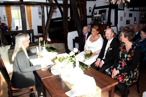 Bis Juni 2011 finden Trauungen im Haus Bierthe an der Taubengasse statt, wie hier mit Standesbeamtin Irene Marzi, Brautpaar und Gästen.