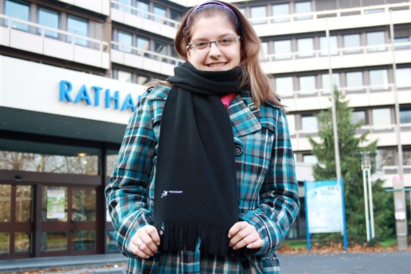 Sandra Tumulka wärmt sich schon mit einem schicken Troisdorf-Schal.