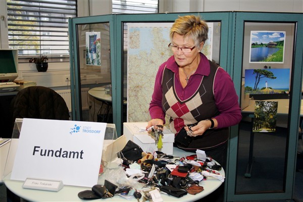 Kollegin mit Schlüsselgewalt: Vera Tokarski sortiert im Bürgerbüro des Rathauses die Schlüsselfunde.