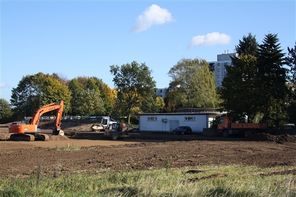 Hinter der Trauerhalle wird der Friedhof an der Roncallistraße erweitert und erhält einen Besucherparkplatz.
