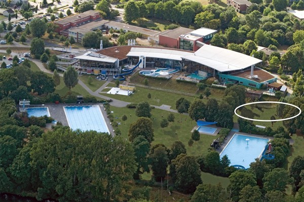 An der markierten Stelle im Außenbereich des AGGUA entsteht die neue Saunalandschaft.